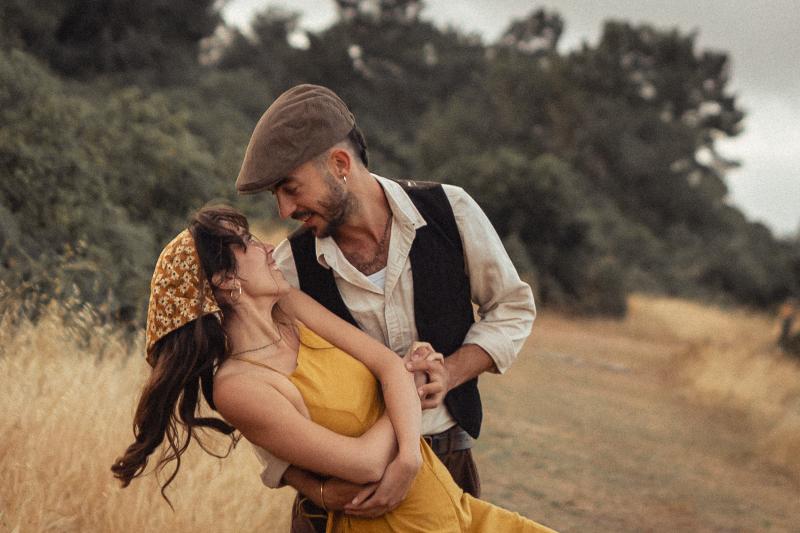 ריקוד דיפ ומבט מחויך מקרוב — צילומי זוגיות רומנטיים