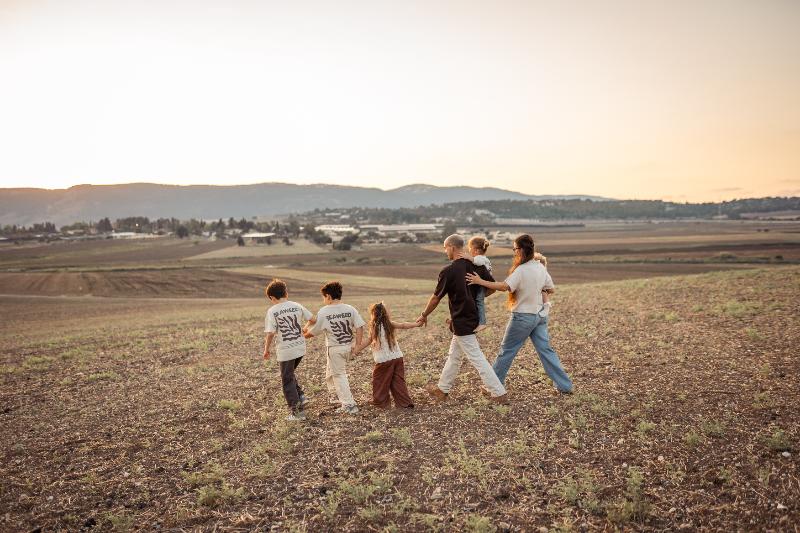 רגע אמיתי בין הורים לילדים – צילומי משפחה בטבע