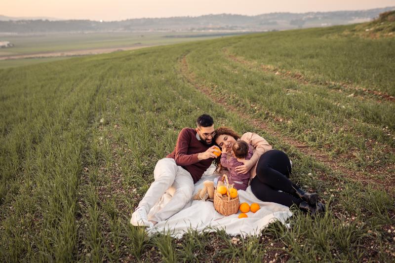 רגע משפחתי טבעי בשדה באור שקיעה – צילומי משפחה בטבע, עמק יזרעאל