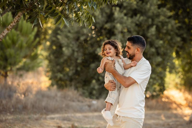 רגע משפחתי טבעי בשדה באור שקיעה – צילומי משפחה בטבע, עמק יזרעאל