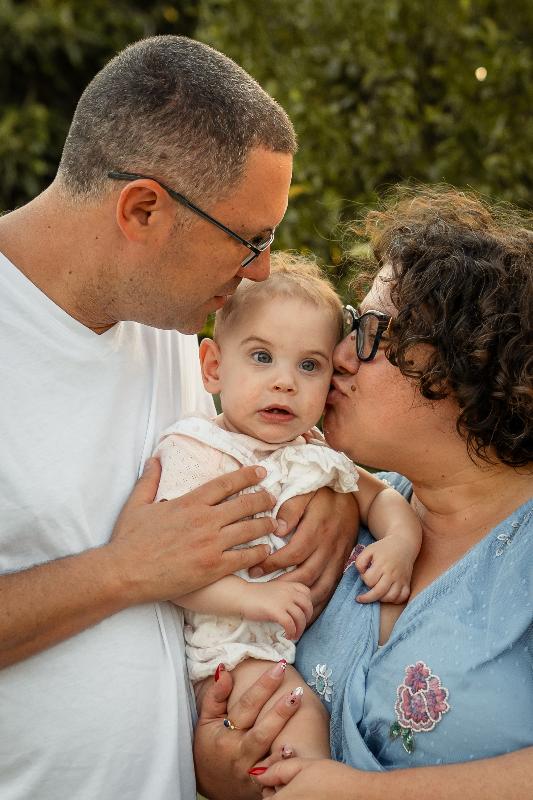 הורים וילדים בטבע באור זהוב – צילומי משפחה בעמק יזרעאל