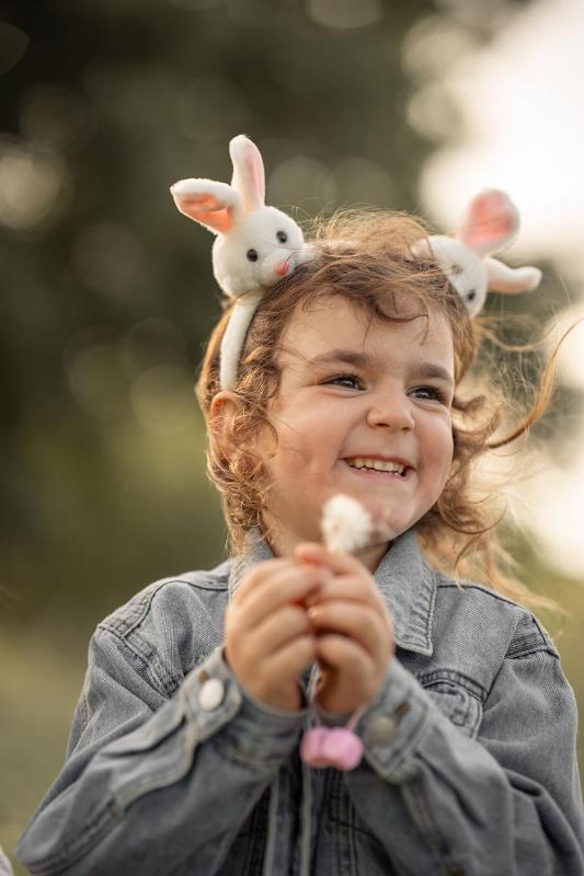 משפחה מאושרת בשדה פתוח באור זהוב — צילומי משפחה בעמק יזרעאל