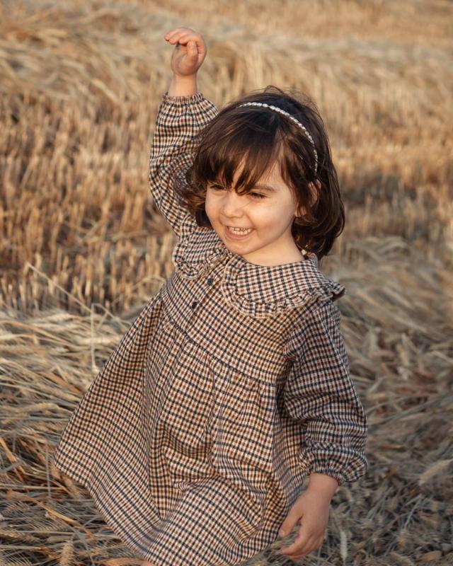 ילדים ומשפחה נהנים יחד בטבע — צילומי משפחה באור טבעי