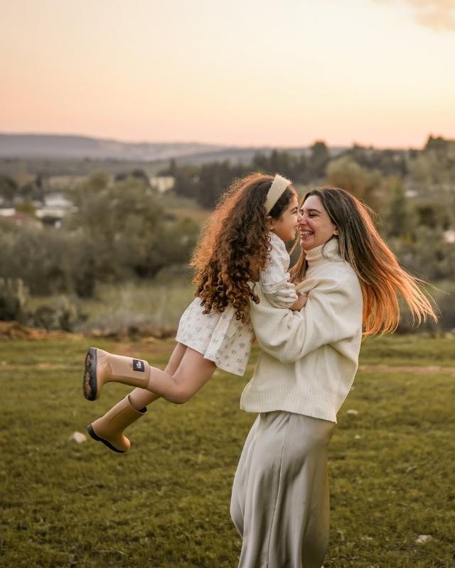 רגע מתוק וטבעי מתוך סשן צילומי משפחה בטבע