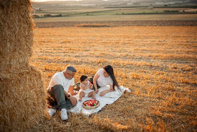רגע משפחתי חם באור טבעי רך — צילומי משפחה בטבע